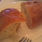 レストラン＆カフェ ラ・ヴィータ - 自家製パン。左がミルクパン、右がクルミパン