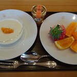 ガンツウ - 毎朝ヨーグルトとフルーツはこちらで頂きます。フルーツも甘くヨーグルトもフレッシュで、特に蜂蜜が凄く美味しかった。