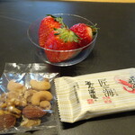 ガンツウ - カウンター脇にはスナックビュフェが有り、こちらのカウンターでも頂けます。