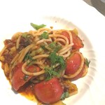 La Brianza - ホタルイカの入ったトマトとそら豆のスパゲットーニクラッタ添え。旬の素材が満載のソースにパスタがよく絡んでおいしい♪ゴロゴロ具材に太麺がいいバランスで、トマトにクラッタ巻き付けていただいて至福～