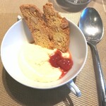 La Brianza - マスカルポーネのムースビスコッティ添えて。ジャムの甘みムースのふんわりミルキー感、サクサク少しザクのビスコッティですくっていただくとマリアージュが絶妙☆ 元祖はクッキーだそうだけどこれおいしいですよ～