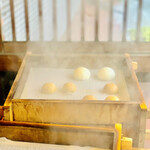 三ツ森 - 料理写真:◎蒸されている「よい湯まんじゅう」から湯気が立ちのぼる。