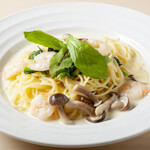 今日和 - エビとキノコ、ほうれん草のクリームソース