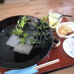 田園茶屋　いとわ - ◆冷やしわらび餅(660円）＋林檎ジュース(220円）＝880円。 このお値段ですのに、大きな器でたっぷり提供されて、ビックリ。
