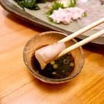 魚市場 小松 - ハギの活造り（肝を身でくるんでポン酢で）