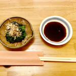 魚市場 小松 - お通し（ほうれん草のお浸し）