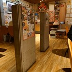 Tsukemen tenka - 店内のセパレーションはコンクリートの壁！