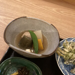 茜坂大沼 - 野菜の炊き合わせ。フワフワの鶏団子が幸せをくれます！そしてナスがご馳走ですね♡出汁の美味しさが感動の一皿！！