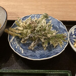 茜坂大沼 - 山菜の天ぷら、塩が掛かっておりそのまま頂けます。山菜らしいクセが美味しい♡
