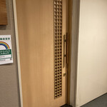 茜坂大沼 - 中が見えないドア。開けるのにちょっとドキドキ