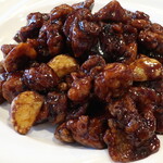 中華料理 三郷520 - ニンニク鶏肉の黒酢炒め（黑蒜仔鸡）