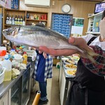 ごはんばー - いいアジが入ったけね
      
      と見せてくださるママさん