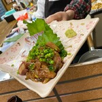 ごはんばー - ゴマアジにヒラスのお刺身も付けといたけねと
      
      美味しそうなのを差し出してくださるママさん