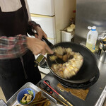 ごはんばー - わたくしの焼きめしの鍋振りをしてくださるママさん