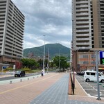 ごはんばー - 八幡駅前からみる皿倉山