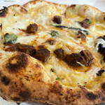 青いナポリ - 牛タンの赤ワイン煮込みと新玉ねぎのビアンカピッツァ
      イエロートマトソース