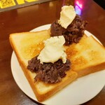 BUCYO COFFEE - バターがしみたサクサクのトーストに、ホクホクで塩気の効いた小倉あんやミルキーな生クリーム、ひんやりソフトときな粉が和パフェみたいなハーモニー♪