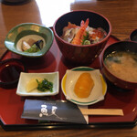 魚夏 - 海鮮丼の定食1100円