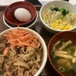 すき家 - ミニ牛丼サラ玉ランチ ¥440