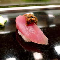 寿司 もり田 - マグロ赤身。ミョウガが香るトッピング