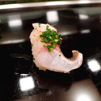 寿司 もり田 - 皮を軽く炙った石鯛。あさつきと一味で変化を付けて