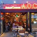 Asian Cuisine A.O.C. - 店長お見送り前に V-サイン