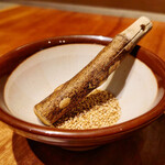 四川担々麺 赤い鯨 - 担々麺にはゴマがつきます