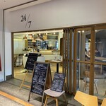 24::7 restaurant - 別角度・隣の店の幟です (^^;;