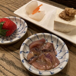 串焼家　まる房ず - 漬物、山わさびやっこ、いちご、塩辛
