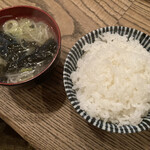 串焼家　まる房ず - 味噌汁、ご飯