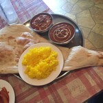 ガンジー - ナンがデカ過ぎてテーブルクロスにくっついてしまぅ(^｡^)