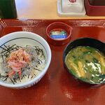 なか卯 - 刺身しらすと生桜海老丼小盛と味噌汁（390円+100円）
