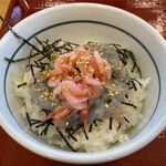 なか卯 - 刺身しらすと生桜海老丼小盛のアップ
