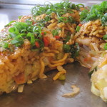 広島流お好み焼き 秀 - このトッピングの組み合わせがたまらない。
      
      