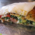 広島流お好み焼き 秀 - 広島観音ねぎがギッシリ。
      
      ベーコン、チーズと玉子の黄身。
      
      白身は生地の上にかぶせて。