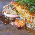 広島流お好み焼き 秀 - イカ・エビ・タコ入り。
      ボリュームがある割には、あっさりしてる。
      
      
      