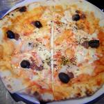 CONA - ランチピザ：アンチョビとブラックオリーブは塩気が効いています。