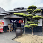 Teuchi Udon Tsuruya - 店舗外観、綺麗に手入れされてる。