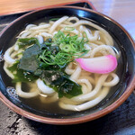 手打ちうどん つるや - うどん定食のうどんはかけ(温)うどん。
昔、よく見たスタイル。
