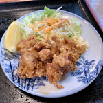 手打ちうどん つるや - この日(?)のおかずは鳥の唐揚げ。