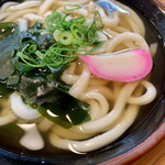 手打ちうどん つるや - 蒲鉾、わかめ入り、…量は少なめ。