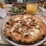 Pizzeria Terzo Okei - ハーブチキンとサラミモッツァレラ1000円