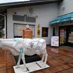 Butter - umieとモザイクの連絡橋すぐ。牛の看板が目印。