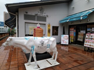 Butter - umieとモザイクの連絡橋すぐ。牛の看板が目印。