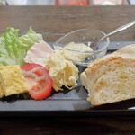 トリワイン ＰＩＫＯＳＨＨＨＵ - オープンサンドイッチ