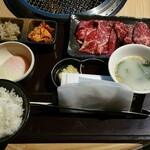 焼肉 天 がむしゃら - 全景。エプロンも付いています。