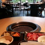 焼肉 天 がむしゃら - 近所のオフィスワーカーの皆さんの憩いの場。外の景色もいいなぁ