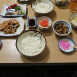 瀧元 - お刺身盛り合わせ定食.からすガレイの煮魚定食