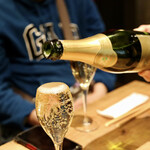 餃子とスパークリング バブルス - こぼれスパークリング