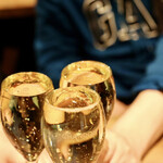 餃子とスパークリング バブルス - こぼれスパークリングで乾杯♪